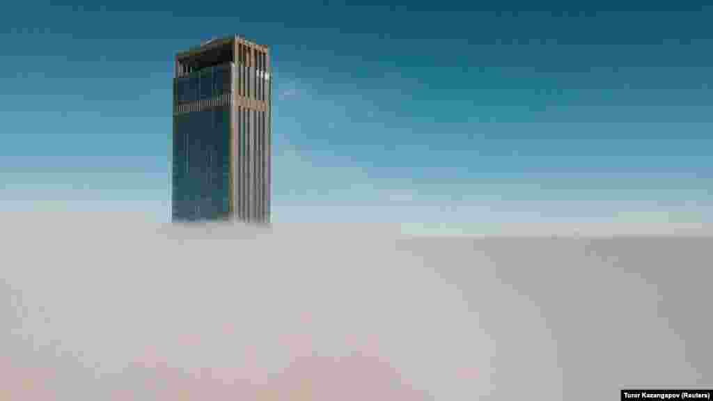 Toranj Abu Dhabi Plaza viri iz pokrivača guste magle u Astani, Kazahstan.