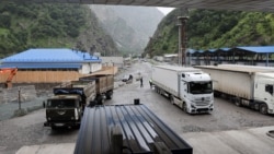 Հայկական շուրջ 100 բեռնատարներ օրեր շարունակ կանգնած են Ռուսաստանի մուտքի մոտ