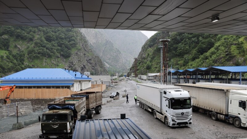 На границе России и Грузии из-за непогоды образовалась пробка из 4,5 тыс. грузовых автомобилей