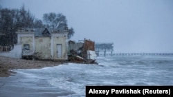Пошкодження на пляжі у Євпаторії. 27 листопада 2023 року