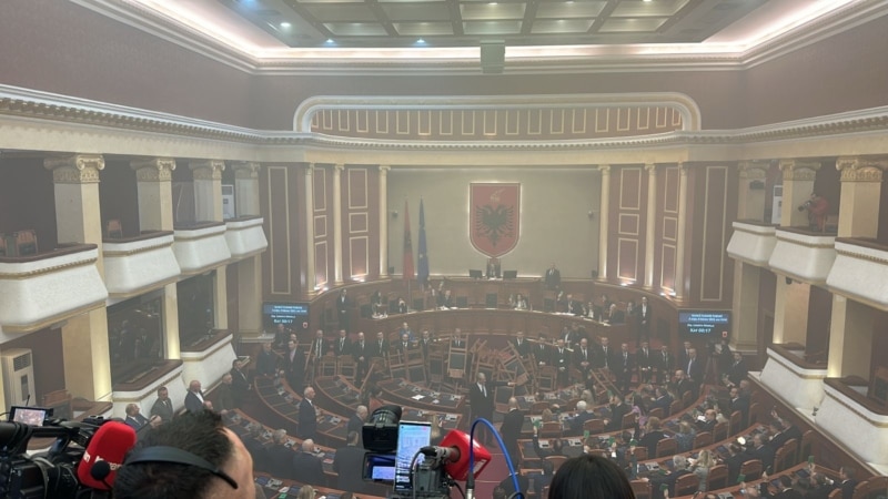 Shqipëri: Shumica miraton projektligjet nën
sprej tymues
