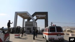 یک آمبولانس در آستانه گذرگاه رفح