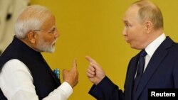 Președintele Rusiei, Vladimir Putin, discută cu prim-ministrul Indiei, Narendra Modi, înainte de a-i decerna Ordinul Sfântului Apostol Andrei Cel Primul Chemat - Kremlin, Moscova, Rusia, 9 iulie 2024 