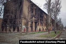 Будівля Маріупольської художньої школи після повномасштабного вторгнення РФ