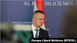 Ministrul de Externe ungur, Péter Szijjártó, fotografiat în vizita la Chișinău de anul trecut, are contacte dese cu liderii moldoveni și laudă cât poate aspirațiile lor europene. La Kiev nu merge deloc, iar candidatura Ucrainei o consideră neîndreptățită. 