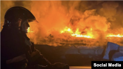 Пожарные тушат огонь в Одессе после взрыва, 3 сентября 2023 года.