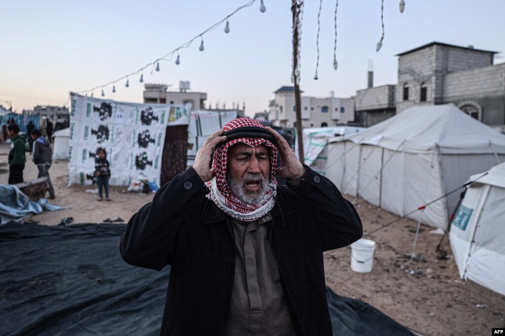 Një burrë duke u lutur para se të bëhet iftar, Rafah.