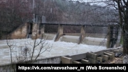 Российские власти Севастополя заявили, что смогли очистить трубопровод, подающий воду на городскую гидростанцию после осадков 19 января 2024 года