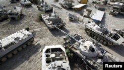 Камайтирилган уран танк снарядларидан вайрон қилинган техникалар. (Ироқ)