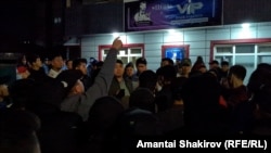 В ночь с 17 на 18 мая на одной из улиц Бишкека собрались сотни местных жителей.