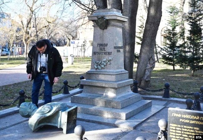Në janar të këtij viti, persona të panjohur hodhën bustin e kontit Nikolai Ignatiev nga piedestali i tij në Varna (Bullgari).
