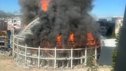 Пожар горя в Универсалната зала в центъра на македонската столица