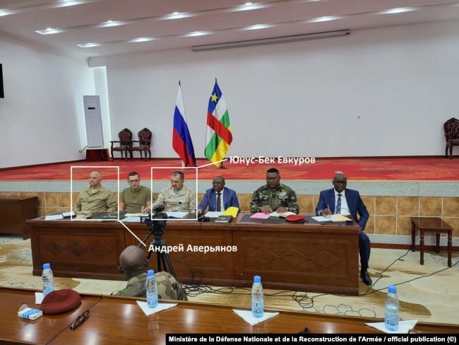 Delegacioni rus në një takim me zyrtarë të Ministrisë së Mbrojtjes së Republikës së Afrikës Qendrore, 1 shtator 2023, foto e Ministrisë së Mbrojtjes së Republikës së Afrikës Qendrore