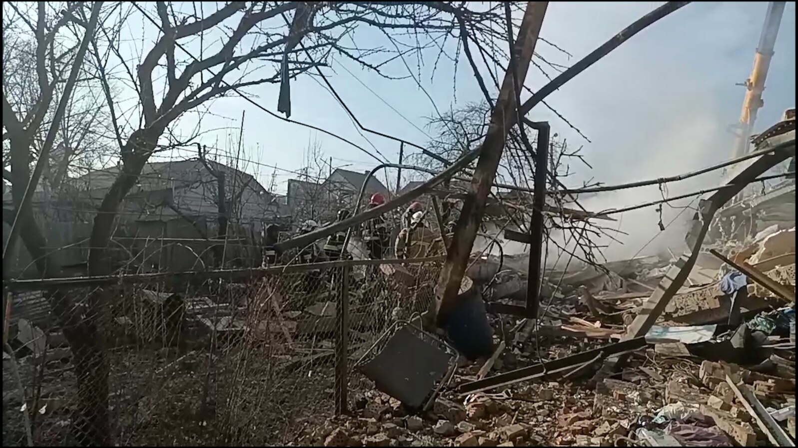 Echipele de intervenție lucrează la locul unui atac cu rachete rusești la Hmelnîțkîi, vestul Ucrainei, pe 21 martie. Autoritățile locale&nbsp;&nbsp;<strong><a href="https://www.radiosvoboda.org/a/news-khmelnytskyi-zahybla-poraneni/32872589.html" target="_blank">au relatat</a></strong>&nbsp; că o persoană a fost ucisă și mai multe rănite.