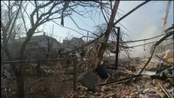 Փրկարարներն աշխատում են Ուկրաինայի արևմուտքում գտնվող Խմելնիցկի քաղաքին մարտի 21-ի ռուսական հրթիռային հարվածի վայրում։ Տեղական իշխանությունները հաղորդել են մեկ զոհի ու մի քանի վիրավորի մասին: