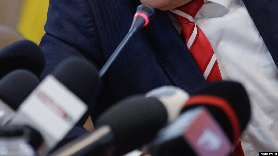 Europa Liberă a arătat într-o serie de articole publicate în ultimii ani că finanțarea presei de către partidele politice, în afara campaniei electorale, influențează publicul fără că acesta să știe că informația este plătită pentru a fi difuzată.
