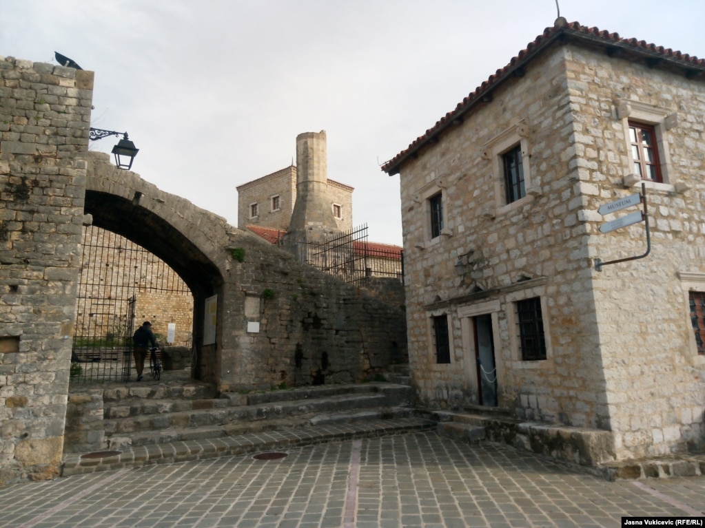 Hyrja e Muzeut të Ulqinit, ku ndodhet kisha-xhami. 15 dhjetor 2023.