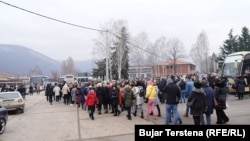 Turma e qytetarëve serbë në Mitrovicë të Veriut që po shkonin për të nënshkruar peticionin, më 17 janar 2024.