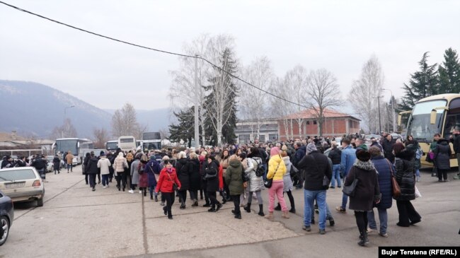 Turma e qytetarëve serbë në Mitrovicë të Veriut që po shkonin për të nënshkruar peticionin, më 17 janar 2024.