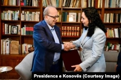 Presidentja e Kosovës, Vjosa Osmani, në takim me shkrimtarin shqiptar, Ismail Kadare.