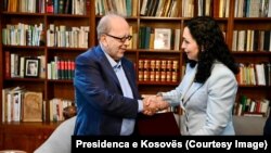 Presidentja e Kosovës, Vjosa Osman, në një prej takimeve me shkrimtarin Ismail Kadare.