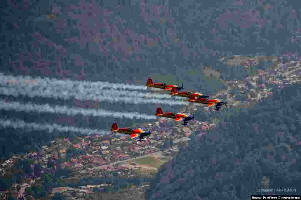 Piloții de la&nbsp;Aeroclubul României au participat cu avioane IAR 99 Şoim.