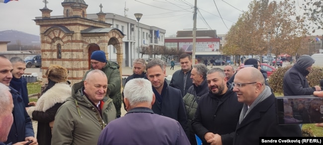 Dhjetë kandidatë për deputetë në Kuvendin e Serbisë nga lista “Serbia kundër dhunës” vizituan Kosovën më 4 dhjetor, ku, siç thanë, u është dashur të bisedojnë me banorët.