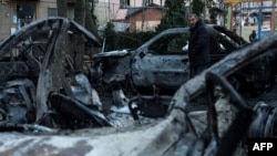 Уничтоженные в результате ударов беспилотников с российской стороны гражданские автомобили в Одессе, 17 января 2024 года