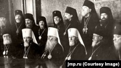Митрополит Сергій (сидить третій зліва) і представники церковного керівництва, які вціліли під час сталінських репресій. 1943 рік
