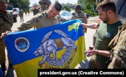 Президент України Володимир Зеленський (праворуч) під час зустрічі на Донеччині з бійцями Сил спеціальних операцій ЗСУ, 29 липня 2023 року