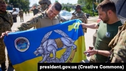 Президент України Володимир Зеленський (праворуч) під час поїздки на Донеччину зустрівся з бійцями Сил спеціальних операцій ЗСУ, 29 липня 2023 року 