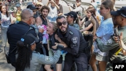 Policija odvlači demonstrante, Tel Aviv, 2. septembar 2024.