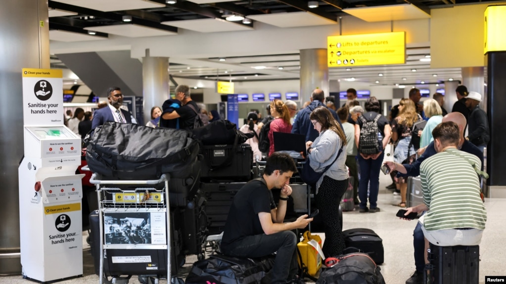 ده‌­ها هزار مسافر بریتانیایی در فرودگاه‌­های اروپا و نقاط دوردست‌تر سرگردان مانده‌اند