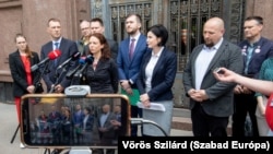 Ellenzéki pártok sajtótájékoztatója a Belügyminisztérium előtt a státusztörvénnyel kapcsolatos egyeztetés után, 2023. május 24-én