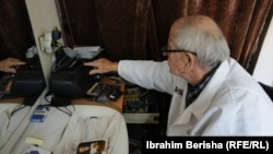 Remziu ende përdor kasetat në lokalin e tij për të dëgjuar muzikë.