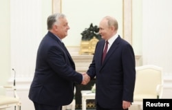 Viktor Orban dă mâna cu Vladimir Putin la Kremlin. 5 iulie 2024.