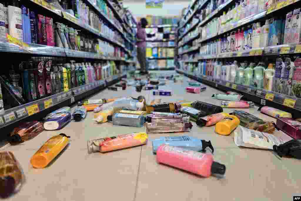 Razbacani artikli u jednoj prodavnici u gradu Yilanu nakon potresa, 3. aprila 2024. Državna novinska agencija navodi da se radi o najjačem zemljotresu od 1999. kada je Tajvan pogodio potres magnitude 7,6 u kojem je poginulo oko 24.000 ljudi, a uništeno ili oštećeno 50.000 kuća.
