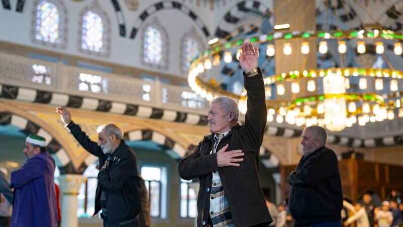Besimtarët bëjnë gjimnastikë në xhamitë e Stambollit