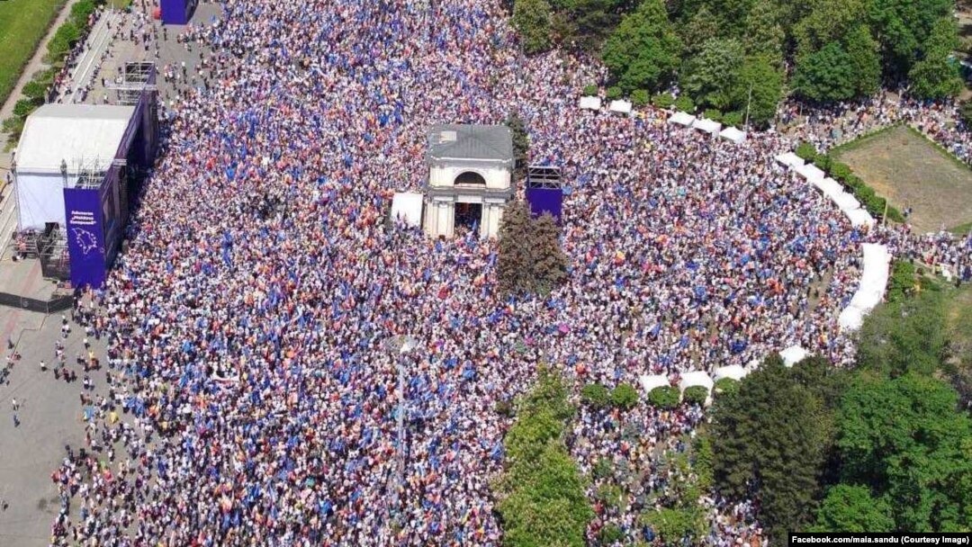 Adunarea Națională „Moldova Europeană” a fost organizată cu puține zile înaintea venirii în Moldova a zeci de lideri europeni la un summit al Comunității Politice Europene, programat pentru 1 iunie