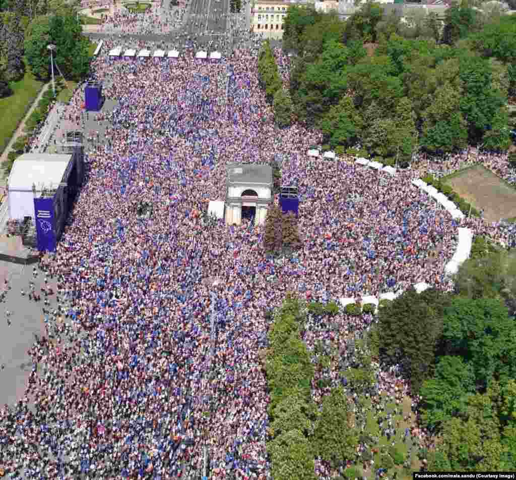 Хората скандираха проевропейски лозунги, както и лозунги срещу войната, която Русия води в Украйна. Молдова граничи с Украйна на север, изток и югоизток. Дължина&nbsp;на&nbsp;границата&nbsp;765 км.&nbsp; По време на речта си президентката Мая Санду отдаде почит на героизма на украинците: &bdquo;Тази война ни показва, че не искаме повече да бъдем изнудвани от Кремъл!&ldquo;.