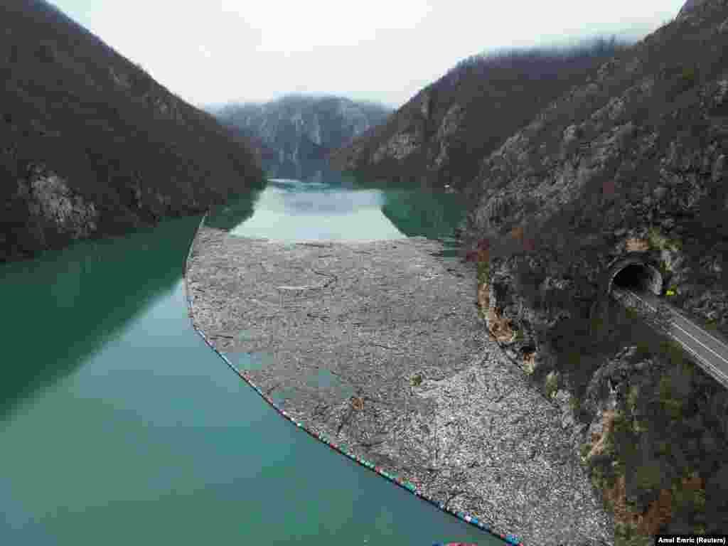 &bdquo;Poți găsi literalmente tot ce vrei în râul Drina &ndash; animale moarte, deșeuri medicale, părți din mașini&rdquo;, spune Furtula. &bdquo;Suntem un fel de depozit regional de deșeuri&rdquo;. (Foto: Reuters)&nbsp;