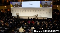  Участници в Мюнхенската конференция по сигурността гледат обръщението на украинския президент Володимир Зеленски по видеовръзка в Мюнхен, Германия, на 17 февруари 2023 година 