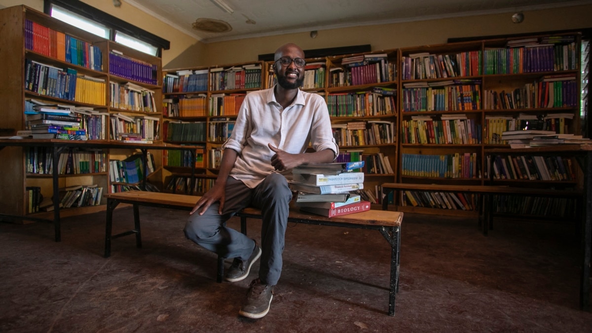 Двайсетина ученици и само един учебник. В бежанския лагер Дадааб