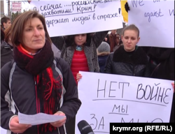 Митинг в защиту территориальной целостности Украины, в центре Елена Мельникова, Симферополь, 2 марта 2014 года