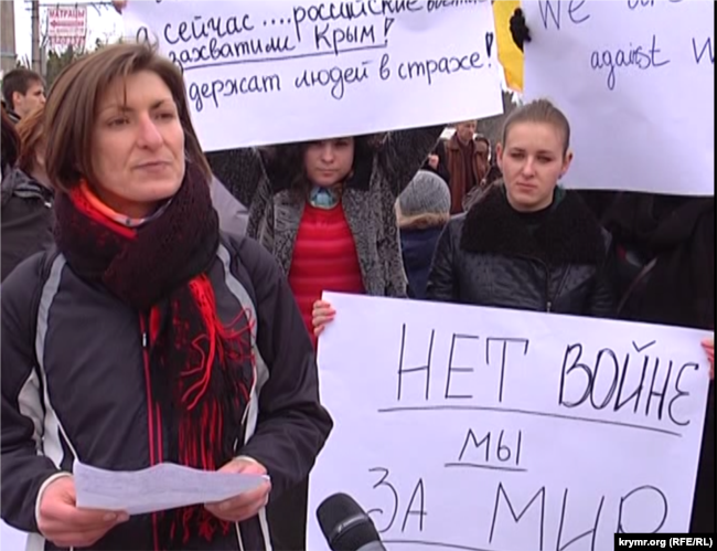 Мітинг на захист територіальної цілісності України, в центрі – Олена Мельникова, Сімферополь, 2 березня 2014 року
