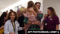 Освободено от плен израелско момиченце е в прегръдките на баща си в болница в Израел