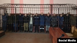 Українські полонені військовослужбовці під час незаконного суду, організованого угрупованням «ДНР» у Донецьку