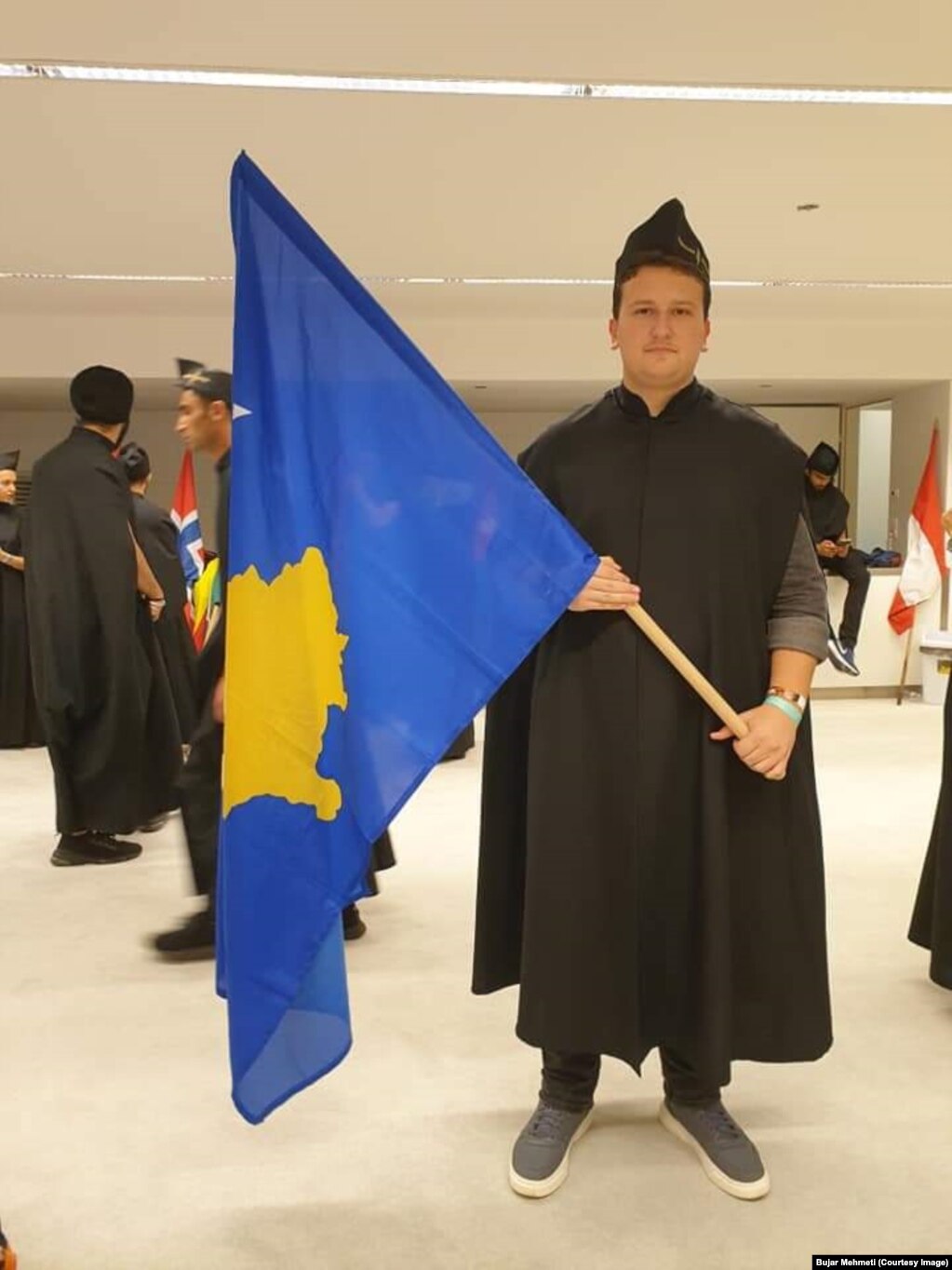 Bujar Mehmeti duke mbajtur flamurin e Kosovës, para ceremonisë së nisjes së vitit akademik gjatë studimeve të nivelit bachelor.