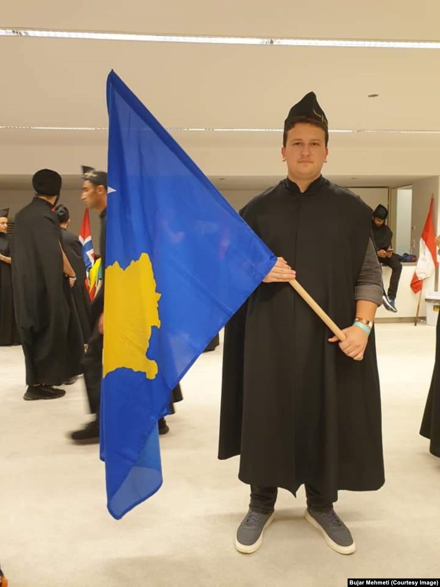 Bujar Mehmeti duke mbajtur flamurin e Kosovës, para ceremonisë së nisjes së vitit akademik gjatë studimeve të nivelit bachelor.