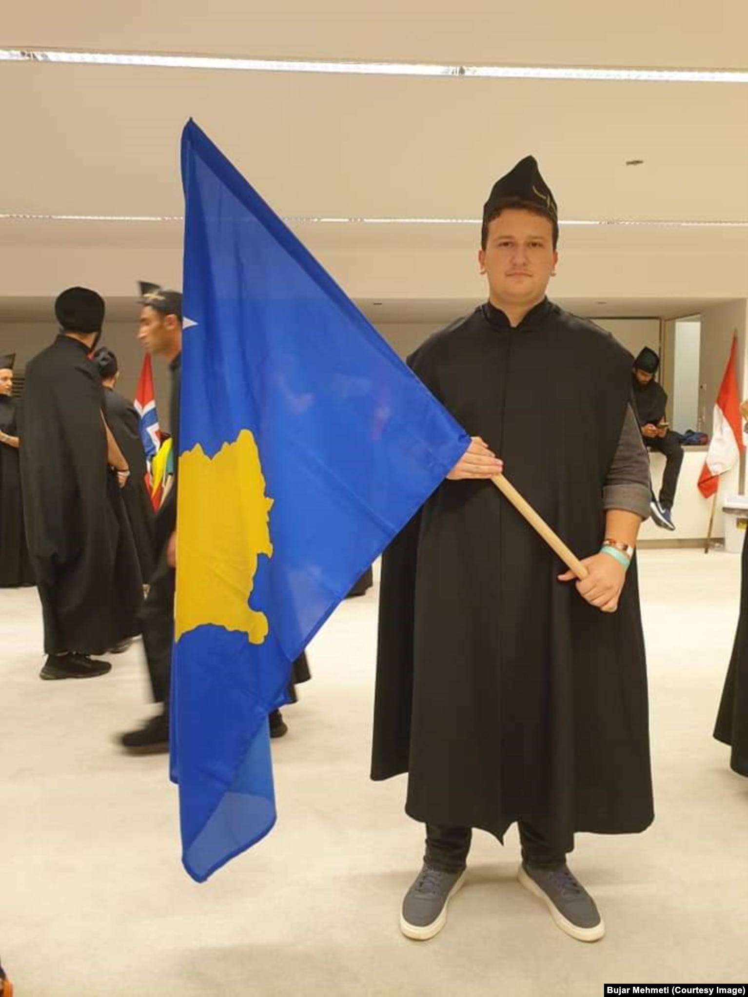 Bujar Mehmeti duke mbajtur flamurin e Kosovës, para ceremonisë së nisjes së vitit akademik gjatë studimeve të nivelit bachelor.